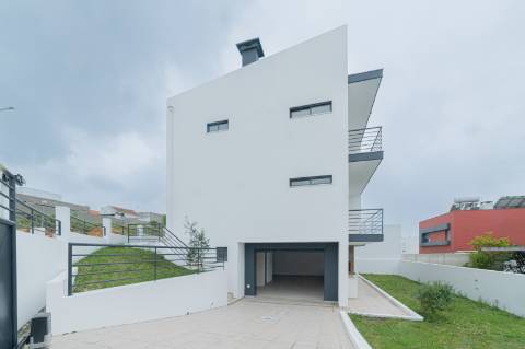 Moradia T5 com 296 m2, com design moderno e acabamentos de qualidade, no Feijó