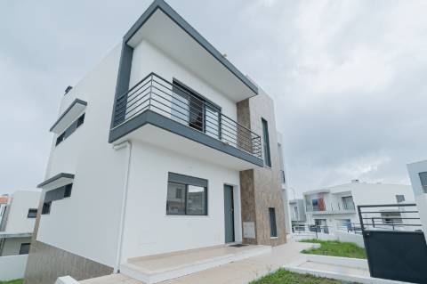 Moradia T5 com 296 m2, com design moderno e acabamentos de qualidade, no Feijó