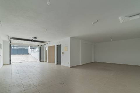 Moradia T5 com 296 m2, com design moderno e acabamentos de qualidade, no Feijó