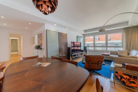 T2 em Campo de Ourique com BOX para 2 viaturas