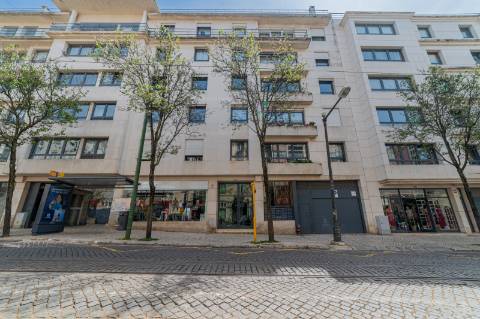 T2 em Campo de Ourique com BOX para 2 viaturas