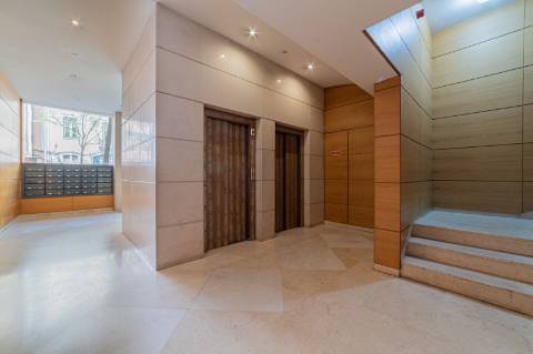 T2 em Campo de Ourique com BOX para 2 viaturas