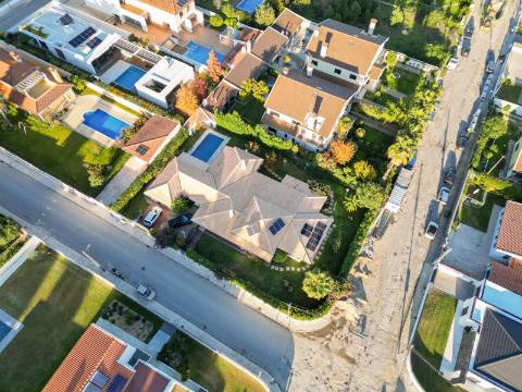 Moradia Térrea de Luxo na Verdizela com 1.200 m² de Terreno e Área de Lazer Completa