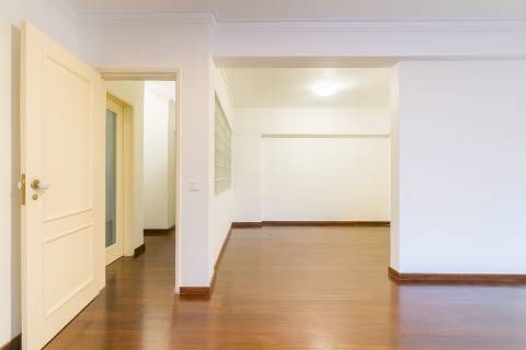 Moradia Térrea de Luxo na Verdizela com 1.200 m² de Terreno e Área de Lazer Completa