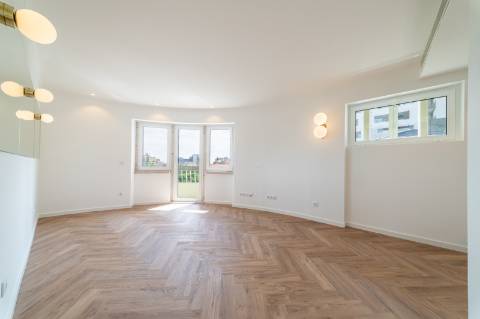 Apartamento T2 em piso 6 com elevador , excelente orientação solar e vista ampla