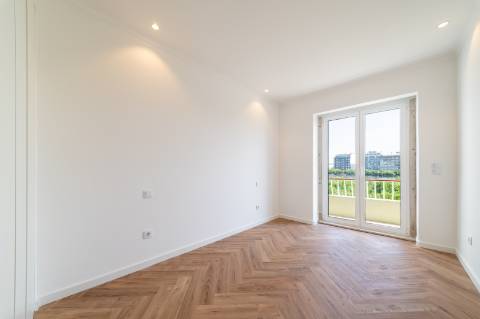 Apartamento T2 em piso 6 com elevador , excelente orientação solar e vista ampla