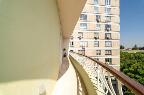 Apartamento T2 em piso 6 com elevador , excelente orientação solar e vista ampla