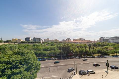 Apartamento T2 em piso 6 com elevador , excelente orientação solar e vista ampla