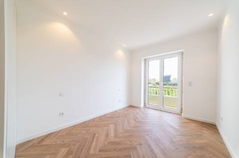 Apartamento T2 em piso 6 com elevador , excelente orientação solar e vista ampla