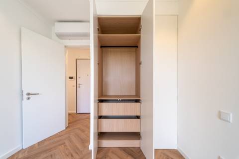 Apartamento T2 em piso 6 com elevador , excelente orientação solar e vista ampla