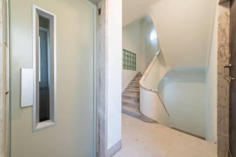 Apartamento T2 em piso 6 com elevador , excelente orientação solar e vista ampla