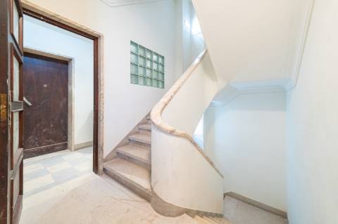 Apartamento T2 em piso 6 com elevador , excelente orientação solar e vista ampla