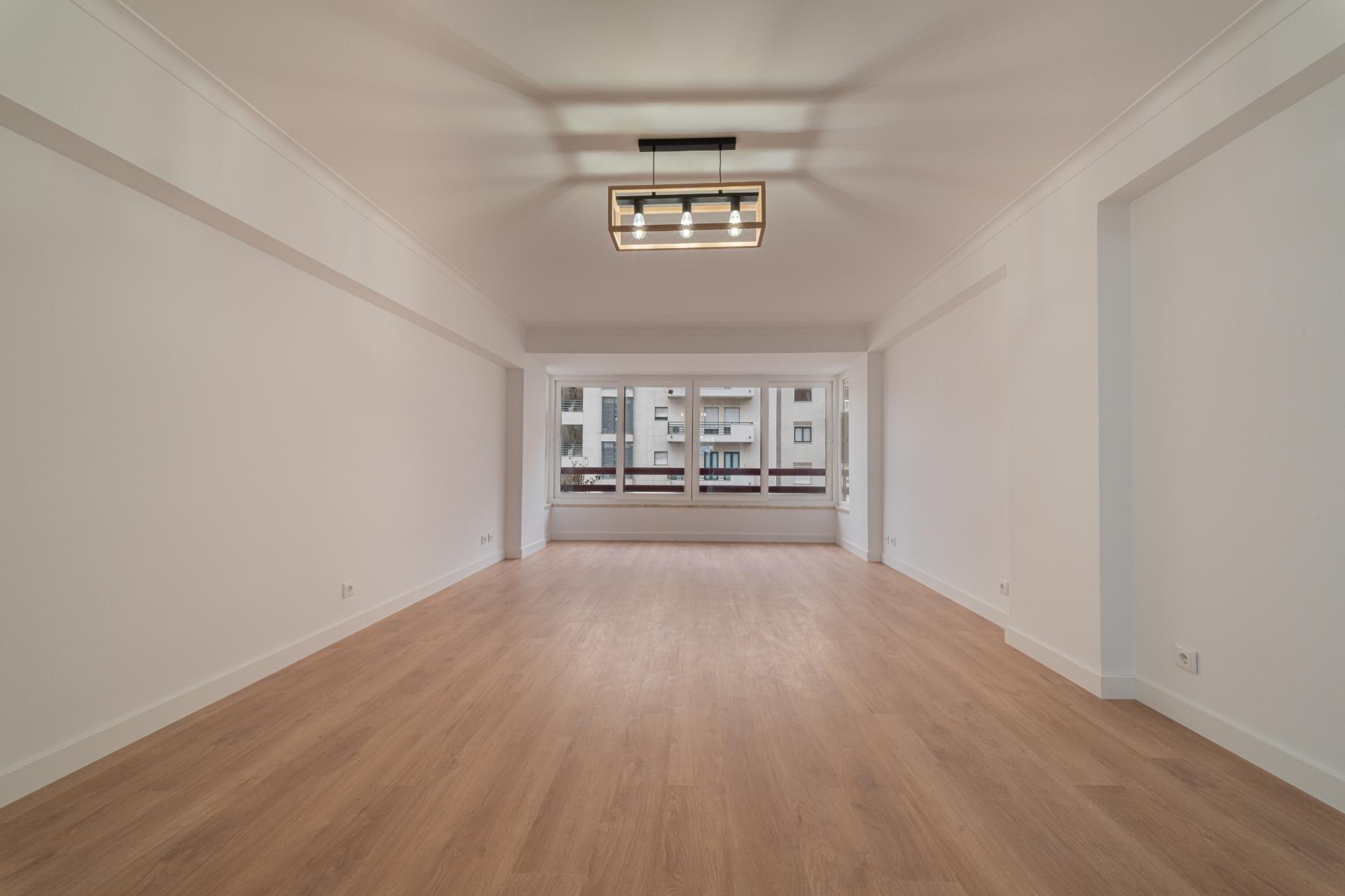 Apartamento T3 Estrada da Luz com parqueamento e arrecadação
