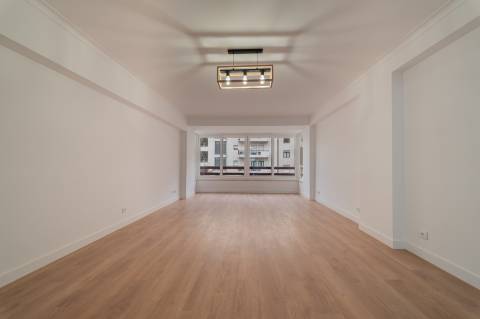 Apartamento T3 Estrada da Luz com parqueamento e arrecadação