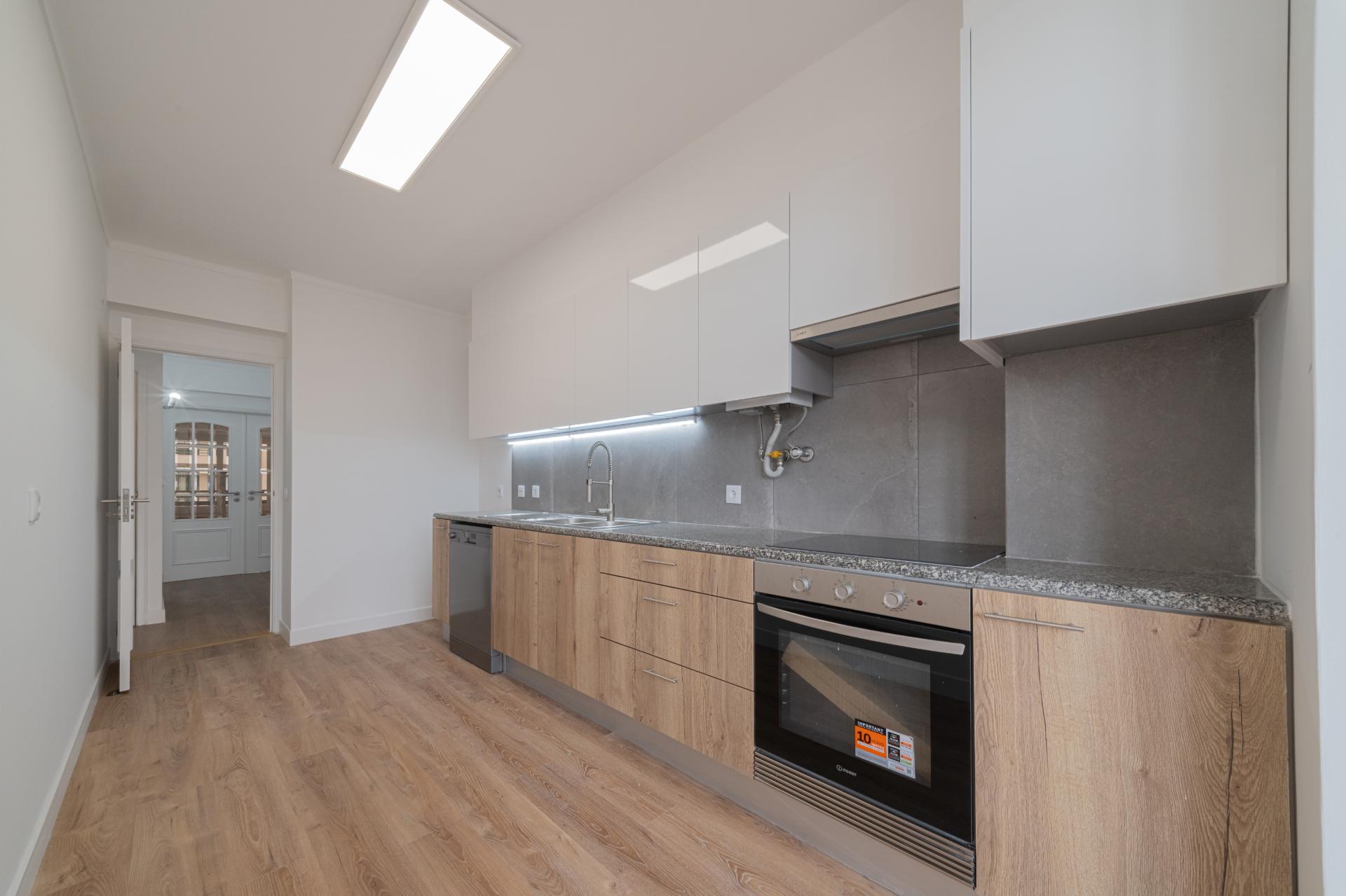 Apartamento T3 Estrada da Luz com parqueamento e arrecadação