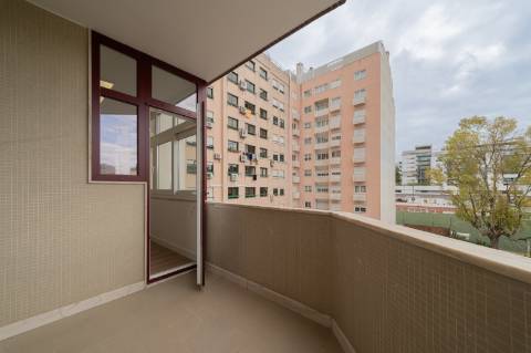 Apartamento T3 Estrada da Luz com parqueamento e arrecadação