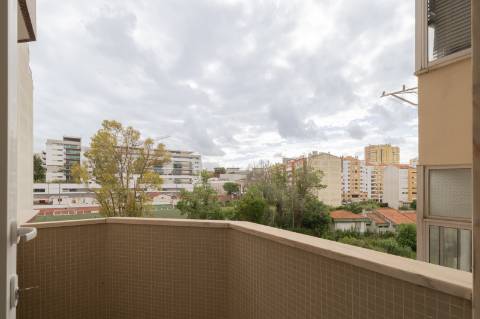Apartamento T3 Estrada da Luz com parqueamento e arrecadação