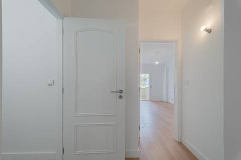 Apartamento T3 Estrada da Luz com parqueamento e arrecadação