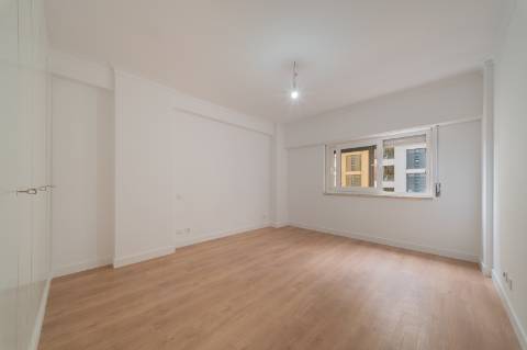 Apartamento T3 Estrada da Luz com parqueamento e arrecadação