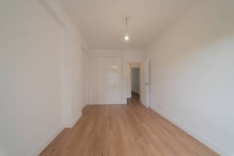 Apartamento T3 Estrada da Luz com parqueamento e arrecadação