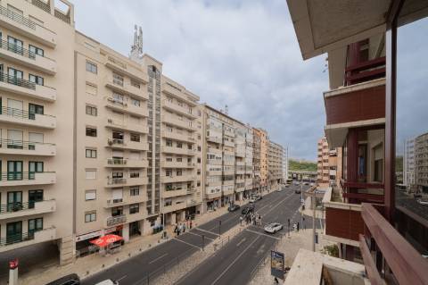 Apartamento T3 Estrada da Luz com parqueamento e arrecadação