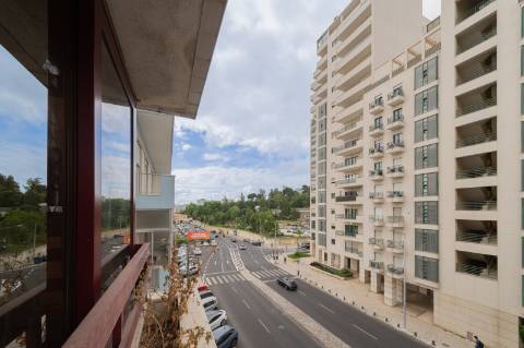 Apartamento T3 Estrada da Luz com parqueamento e arrecadação