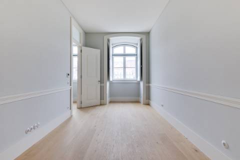 Apartamento T2 para venda na Praça Dom Pedro IV