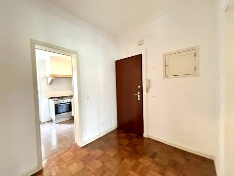 Apartamento T1 para arrendamento - Campo de Ourique