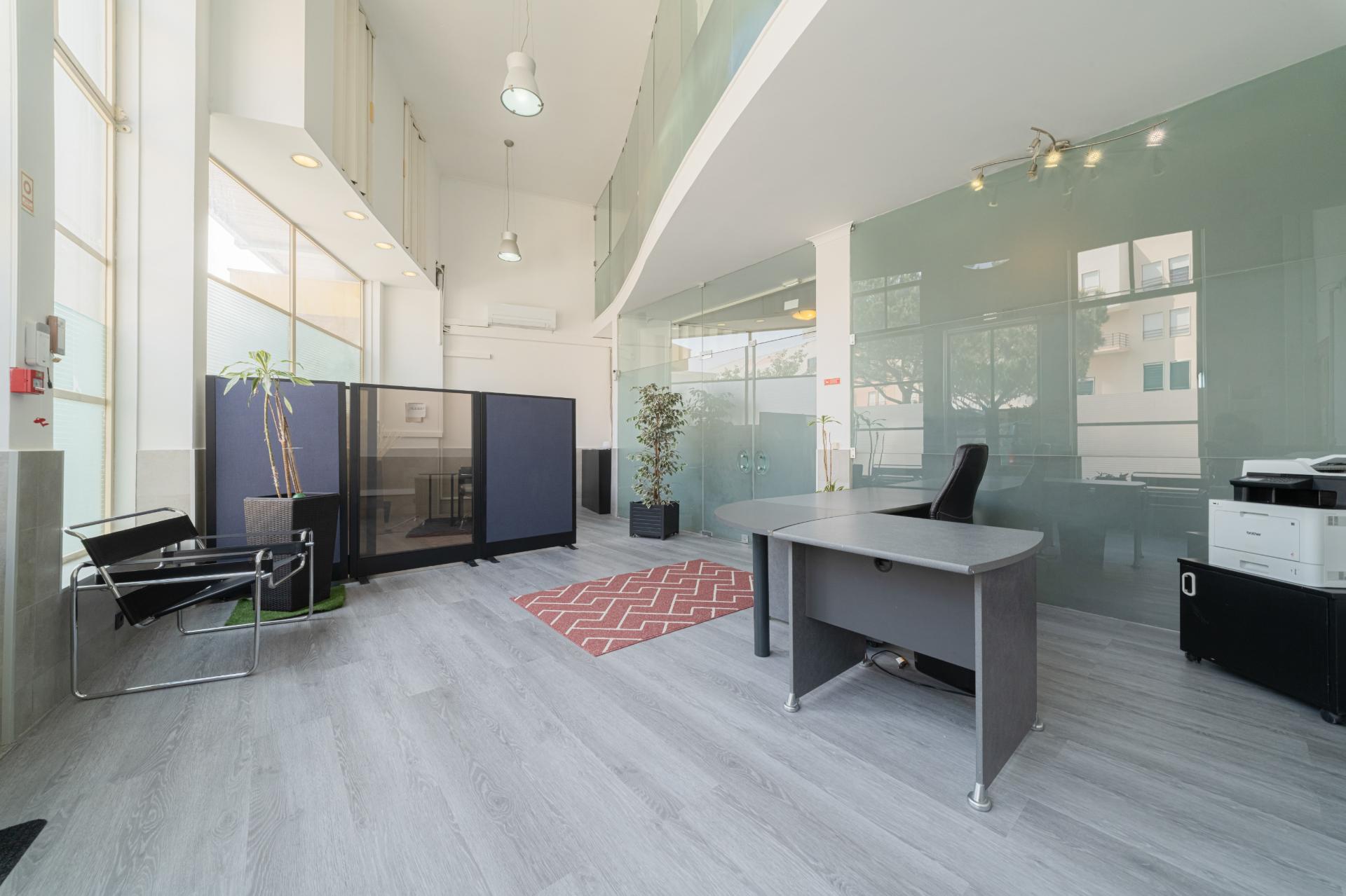 Espaço comercial para arrendamento no Alto de Santa Catarina, em Linda-a-Velha.