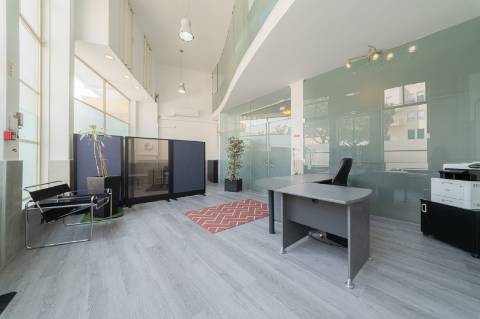 Espaço comercial para arrendamento no Alto de Santa Catarina, em Linda-a-Velha.