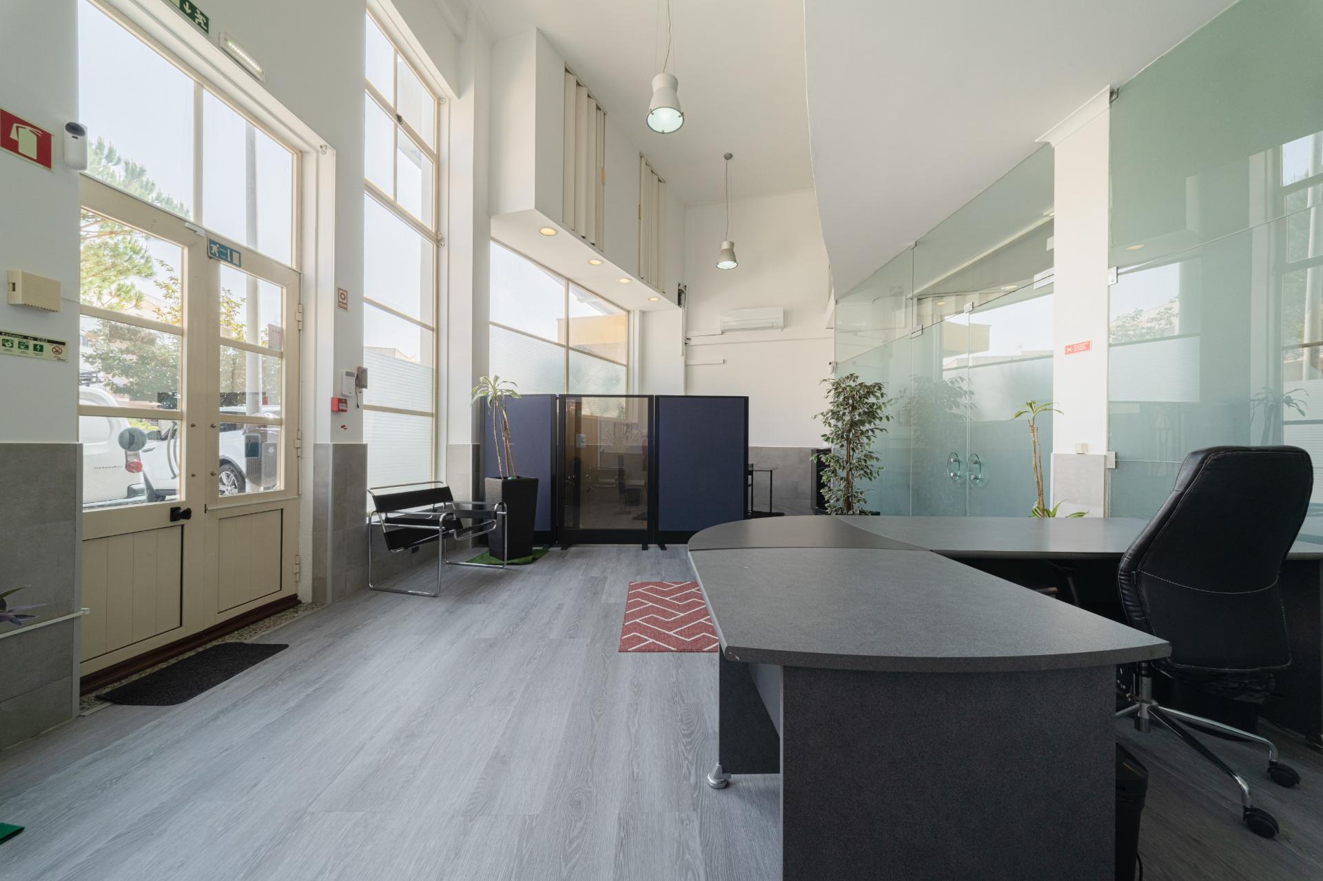 Espaço comercial para arrendamento no Alto de Santa Catarina, em Linda-a-Velha.