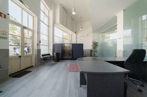 Espaço comercial para arrendamento no Alto de Santa Catarina, em Linda-a-Velha.
