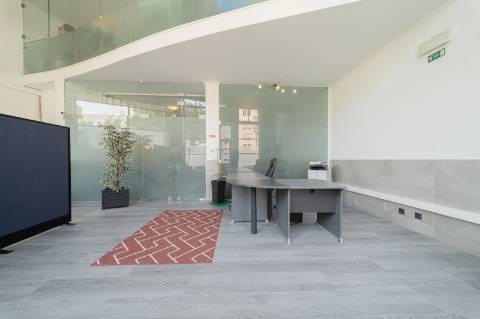 Espaço comercial para arrendamento no Alto de Santa Catarina, em Linda-a-Velha.