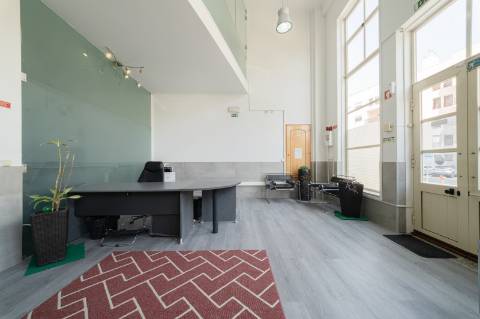 Espaço comercial para arrendamento no Alto de Santa Catarina, em Linda-a-Velha.