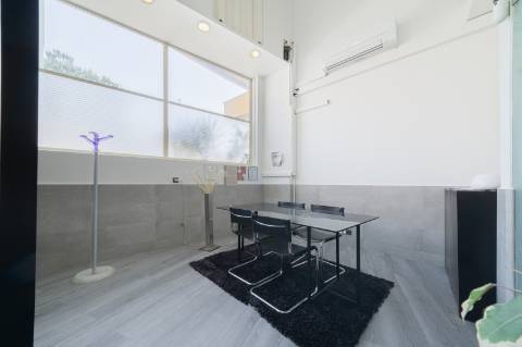 Espaço comercial para arrendamento no Alto de Santa Catarina, em Linda-a-Velha.