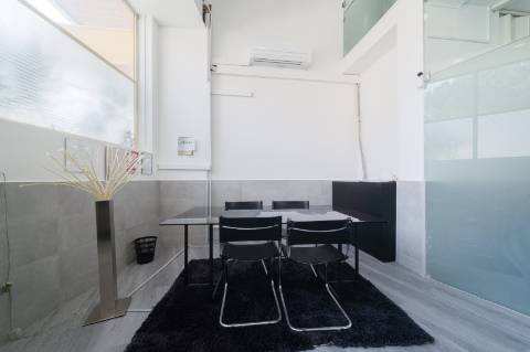 Espaço comercial para arrendamento no Alto de Santa Catarina, em Linda-a-Velha.