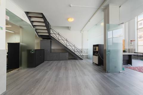 Espaço comercial para arrendamento no Alto de Santa Catarina, em Linda-a-Velha.