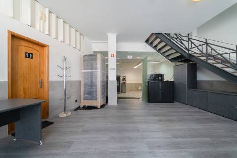 Espaço comercial para arrendamento no Alto de Santa Catarina, em Linda-a-Velha.