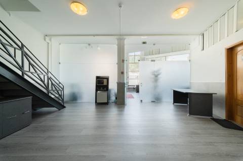 Espaço comercial para arrendamento no Alto de Santa Catarina, em Linda-a-Velha.