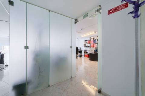 Espaço comercial para arrendamento no Alto de Santa Catarina, em Linda-a-Velha.