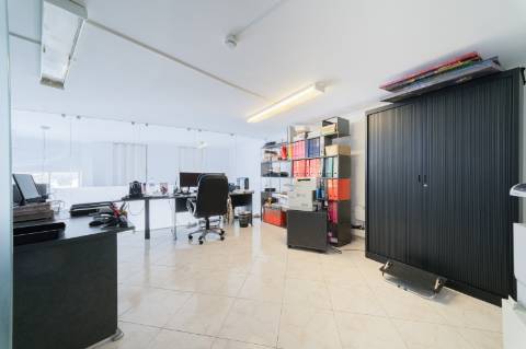 Espaço comercial para arrendamento no Alto de Santa Catarina, em Linda-a-Velha.