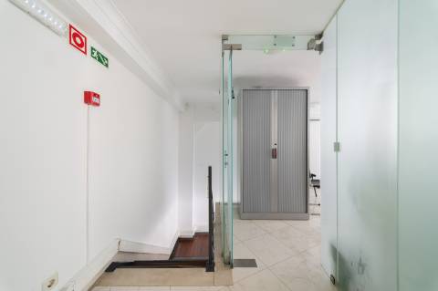 Espaço comercial para arrendamento no Alto de Santa Catarina, em Linda-a-Velha.
