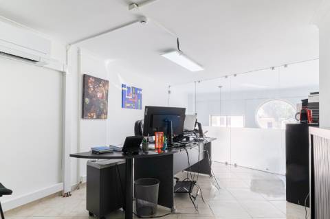 Espaço comercial para arrendamento no Alto de Santa Catarina, em Linda-a-Velha.