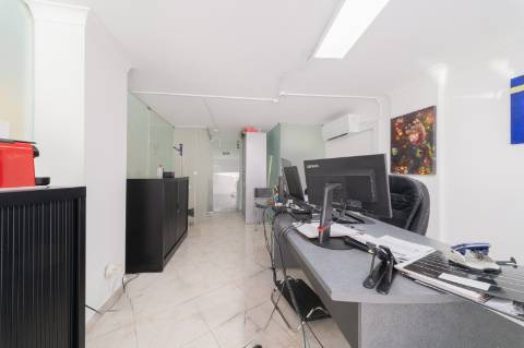 Espaço comercial para arrendamento no Alto de Santa Catarina, em Linda-a-Velha.