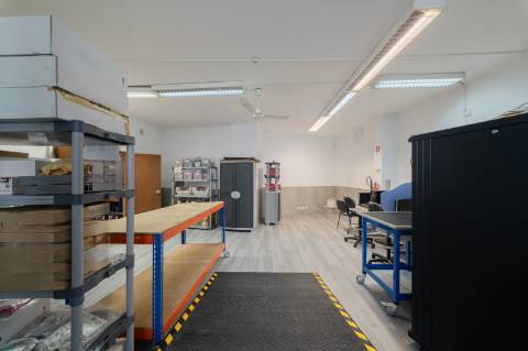 Espaço comercial para arrendamento no Alto de Santa Catarina, em Linda-a-Velha.