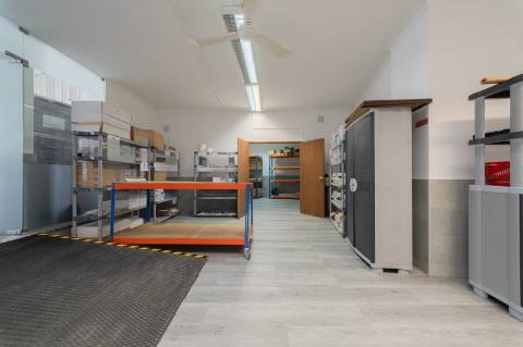 Espaço comercial para arrendamento no Alto de Santa Catarina, em Linda-a-Velha.