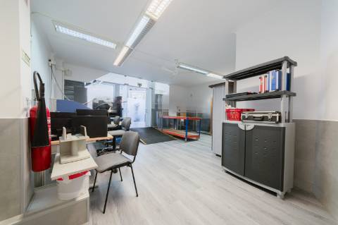 Espaço comercial para arrendamento no Alto de Santa Catarina, em Linda-a-Velha.