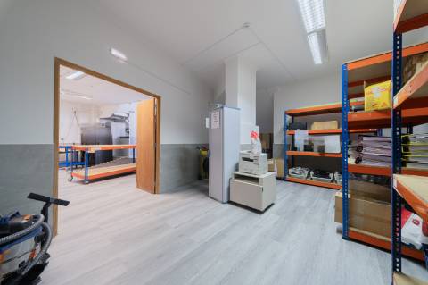 Espaço comercial para arrendamento no Alto de Santa Catarina, em Linda-a-Velha.