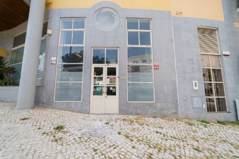 Espaço comercial para arrendamento no Alto de Santa Catarina, em Linda-a-Velha.