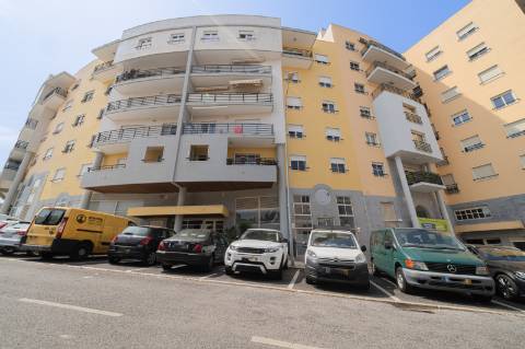 Espaço comercial para arrendamento no Alto de Santa Catarina, em Linda-a-Velha.